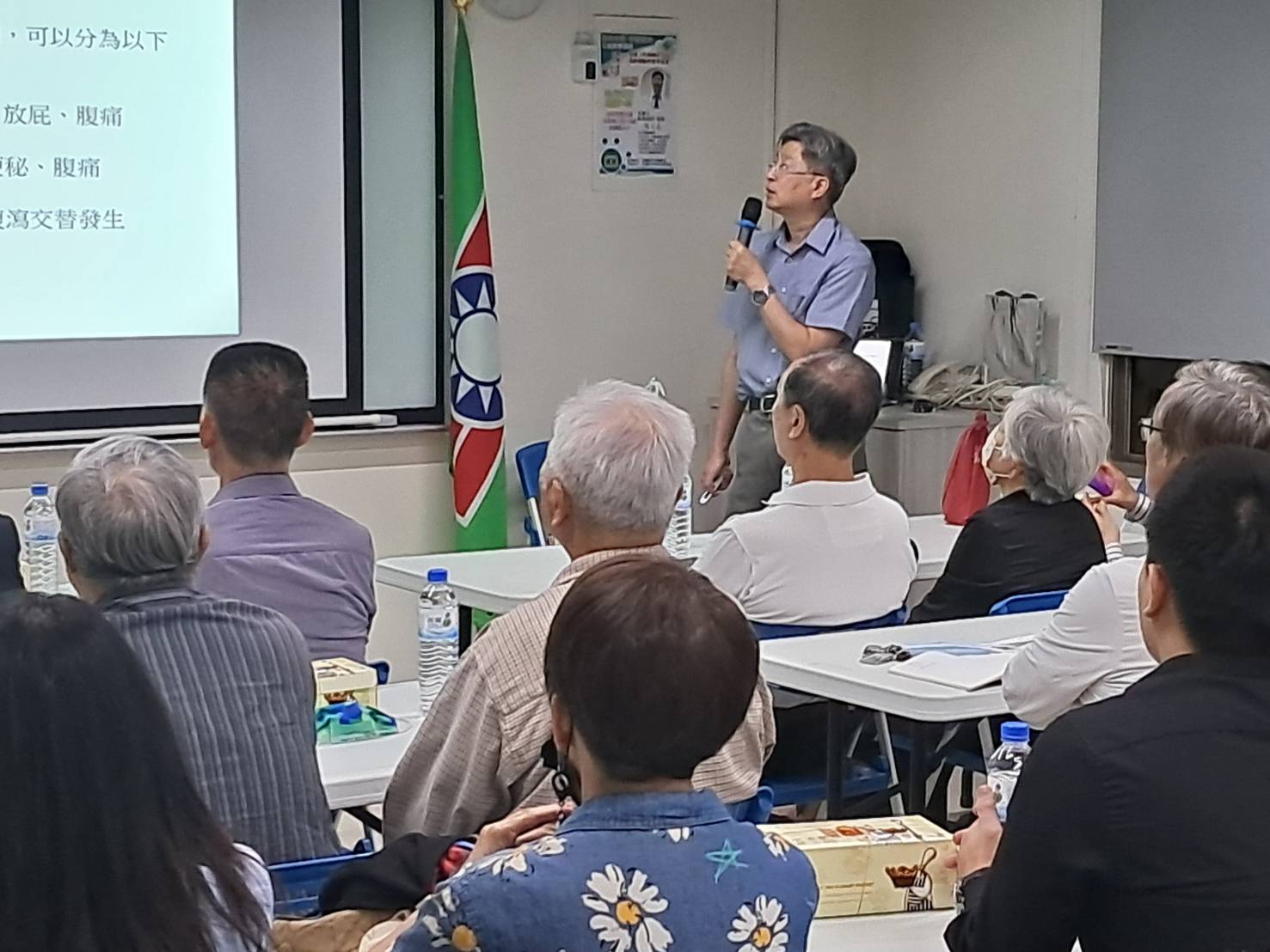 新享診所院長張立杰講座精彩，參加者均專心聆聽。（圖/救國團南區團委會提供） 