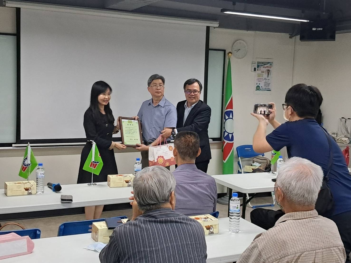 公益醫療講座精彩致贈感謝狀後合影。（圖/救國團南區團委會提供）