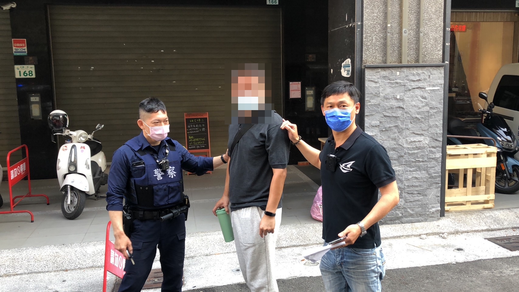 男子情緒失控甩路人耳光 警方依法送辦