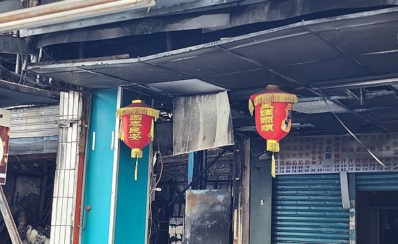 平安燈籠無懼祝融　店家稱城隍爺顯靈庇佑