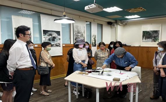 員林家商展出林清境晴風暖翠水墨畫展 師生賞析設計學院院長的鄉土美學