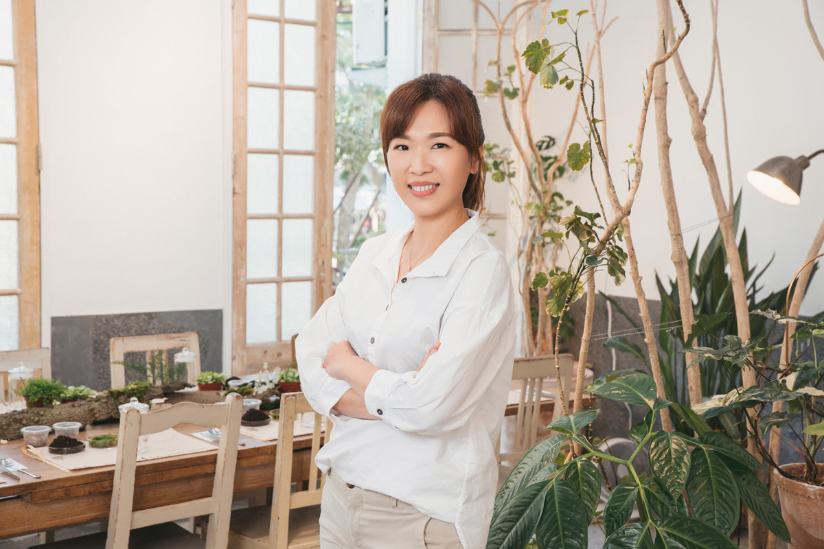 博士倫總經理 馮芝華帶領員工們一起完成象徵健康生態、守護民眾視力的「博士倫生態瓶」。