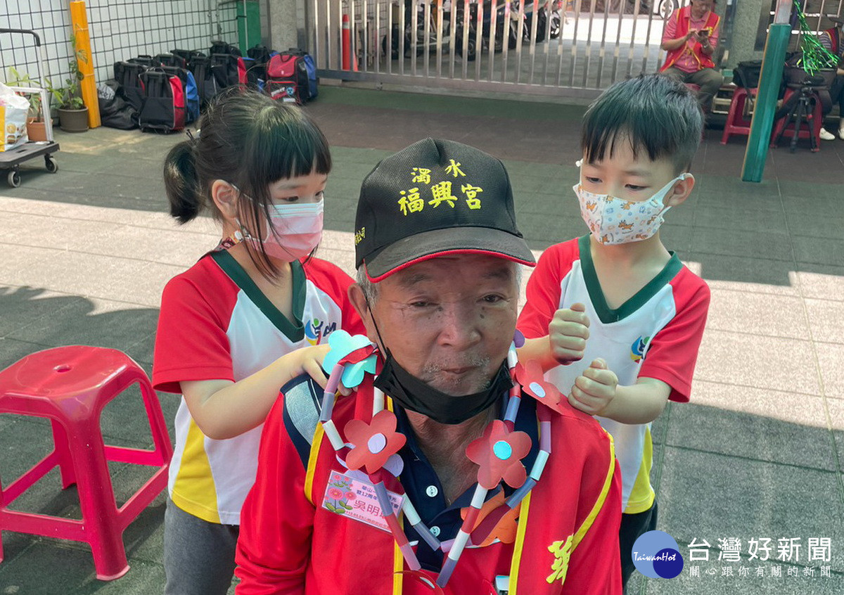小手為長輩捶捶好舒坦。(華山名間站提供)