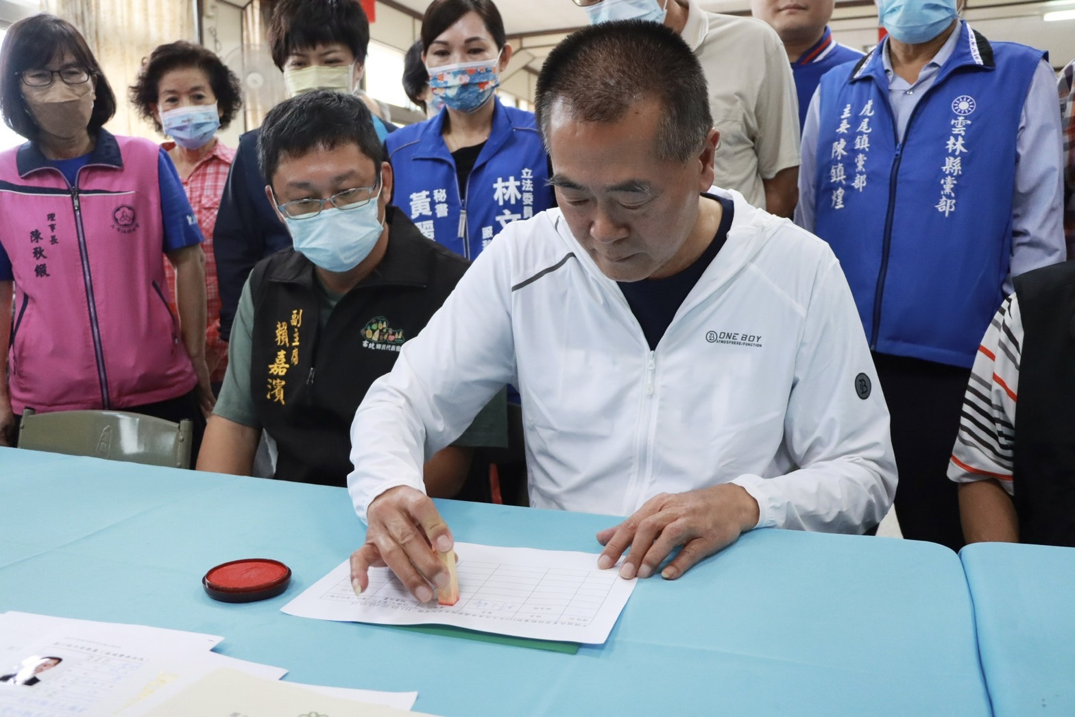 國民黨籍不分區立委林文瑞（中）今（23日）到雲林縣黨部登記參選雲林第一選區立委。翻攝林文瑞臉書