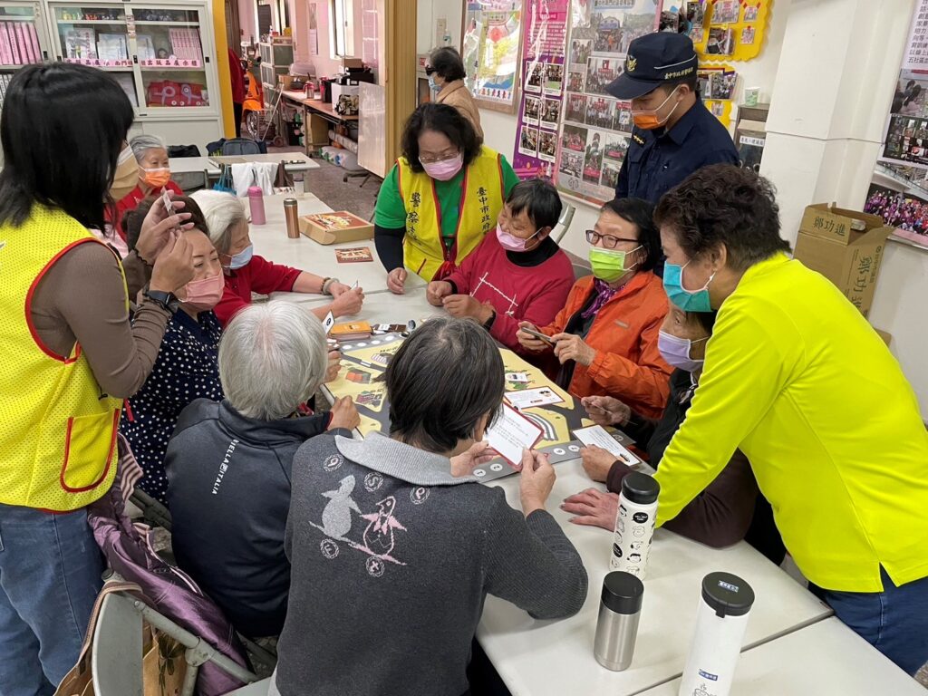 ▲ 長輩們興高采烈地透過「詐騙防衛隊」桌遊的角色扮演,潛移默化中學到防詐騙知識 (圖/台中市警察局 提供)