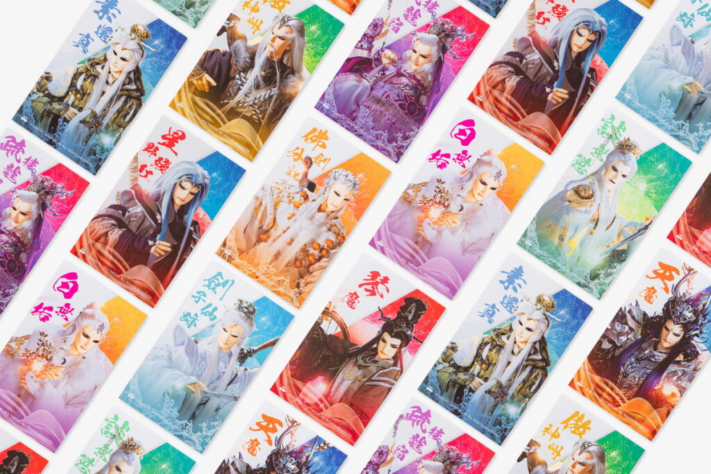 科樂思X霹靂本次聯名貼布，共十款熱門角色小卡值得收藏(每包隨機贈送一張)；首次聯名合作再加碼贈送霹靂線上看專屬序號。(科樂思 / 提供)