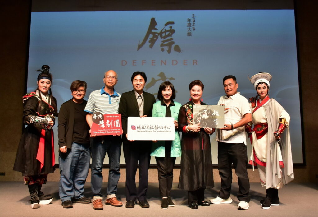 國立傳統藝術中心臺灣豫劇團《鏢客》宣告記者會-左起為演員劉建華,編劇劉建幗,團長彭宏志,副主任鄒求強,主任陳悅宜,藝術總監王海玲,導演殷青群,演員蕭揚玲
