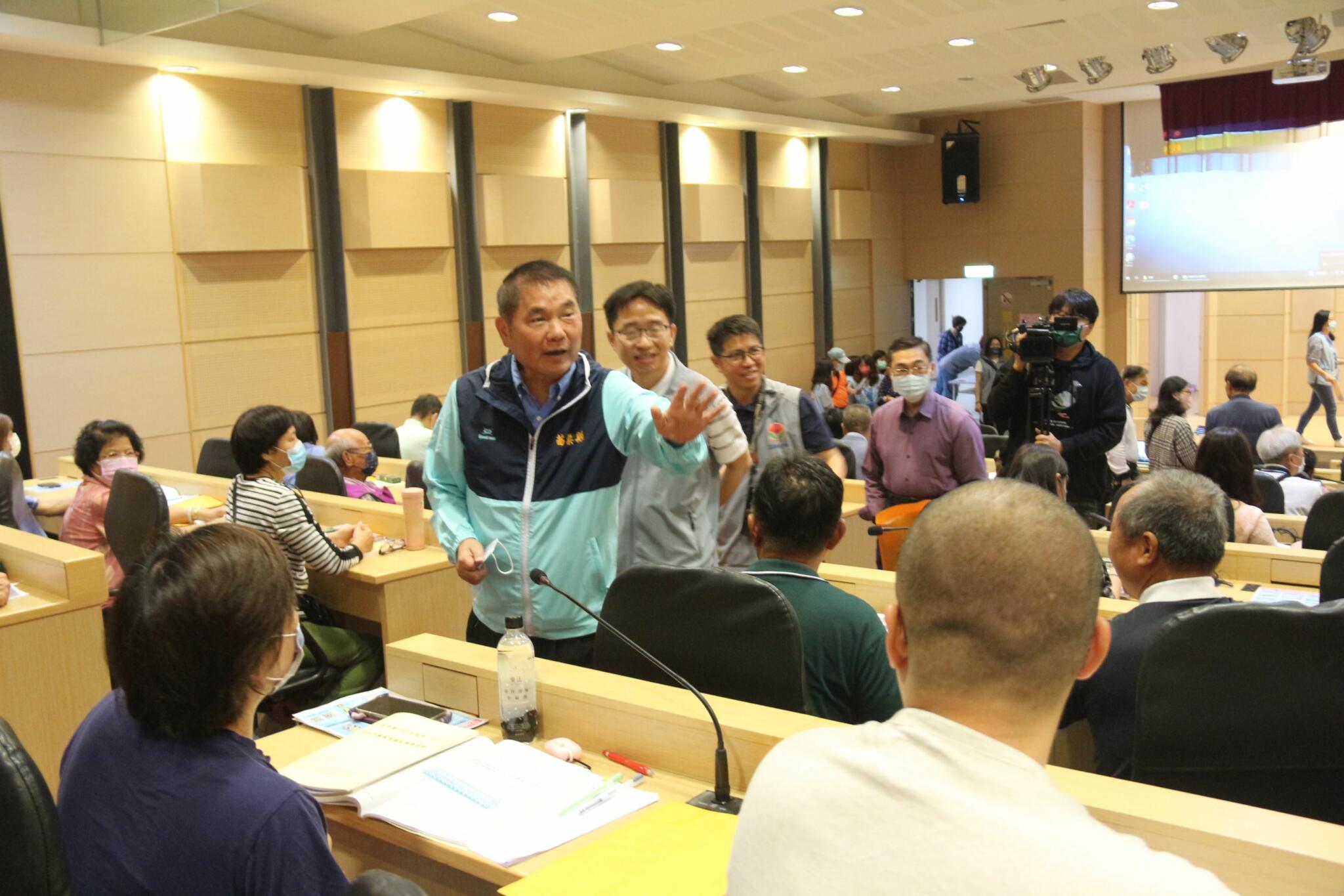 積極設社區照顧關懷據點 鍾東錦盼建構老人「樂活園」 52 苗栗縣長向社工人員致意