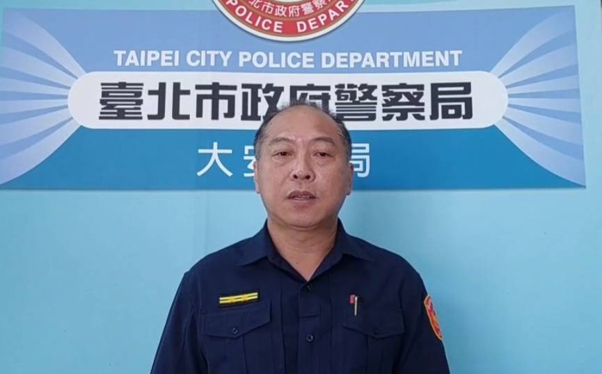 大安分局敦化南路派出所所長黃文呈說明。(記者林金聖翻攝)