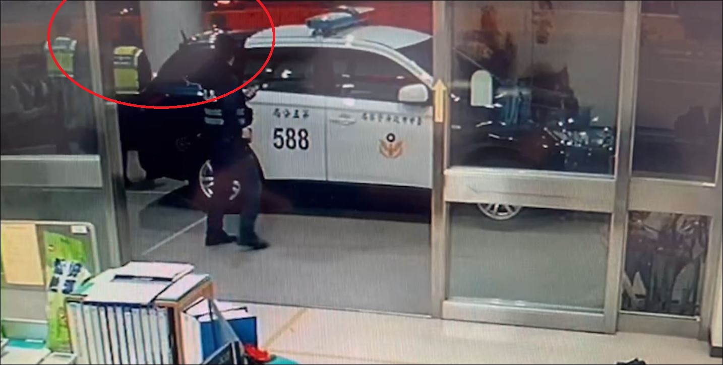 警方發現其車輛正停於松安所對面,員警前往盤查,羅男見狀駕車逃逸。(圖/記者謝榮浤翻攝)