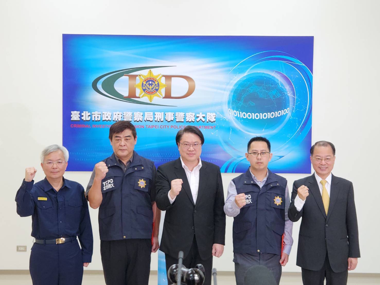 內政部部長林右昌(圖中)率警政署署長黃明昭(右一)、臺北市政府警察局長張榮興(左一),頒發偵破重大掃黑案件有功人員慰勉金。(記者徐煜勝翻攝)