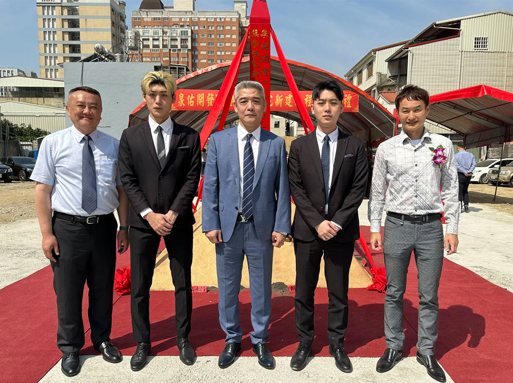 泉宇建設團隊二代接班,合力打造「泉宇VIVA」建案--左起萬達麗總經理龍建人、泉宇特助賴建甫、泉宇董事長賴俊志、泉宇特助賴建廷、泉宇建設監察人陳舜智。(圖/泉宇建設提供)
