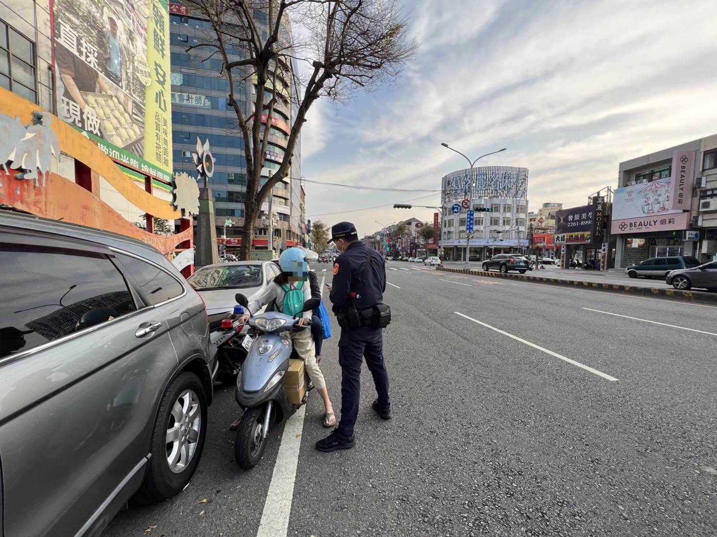 中市警霧峰分局配合中市警局於3月13日起至3月26日止，同步執行「行人正義大執法專案」。(記者謝榮浤翻攝) 