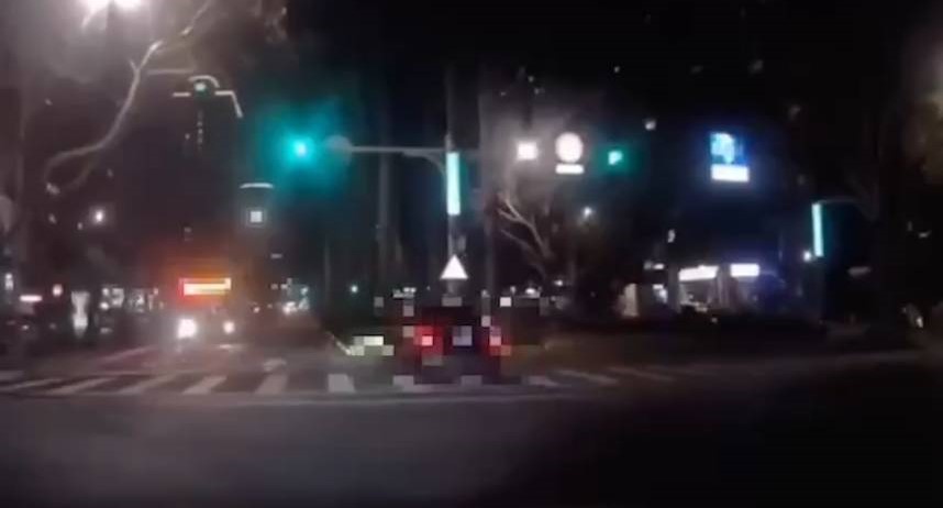 後車行車紀錄器紀錄賓士出衝向安全島。(記者林金聖翻攝)