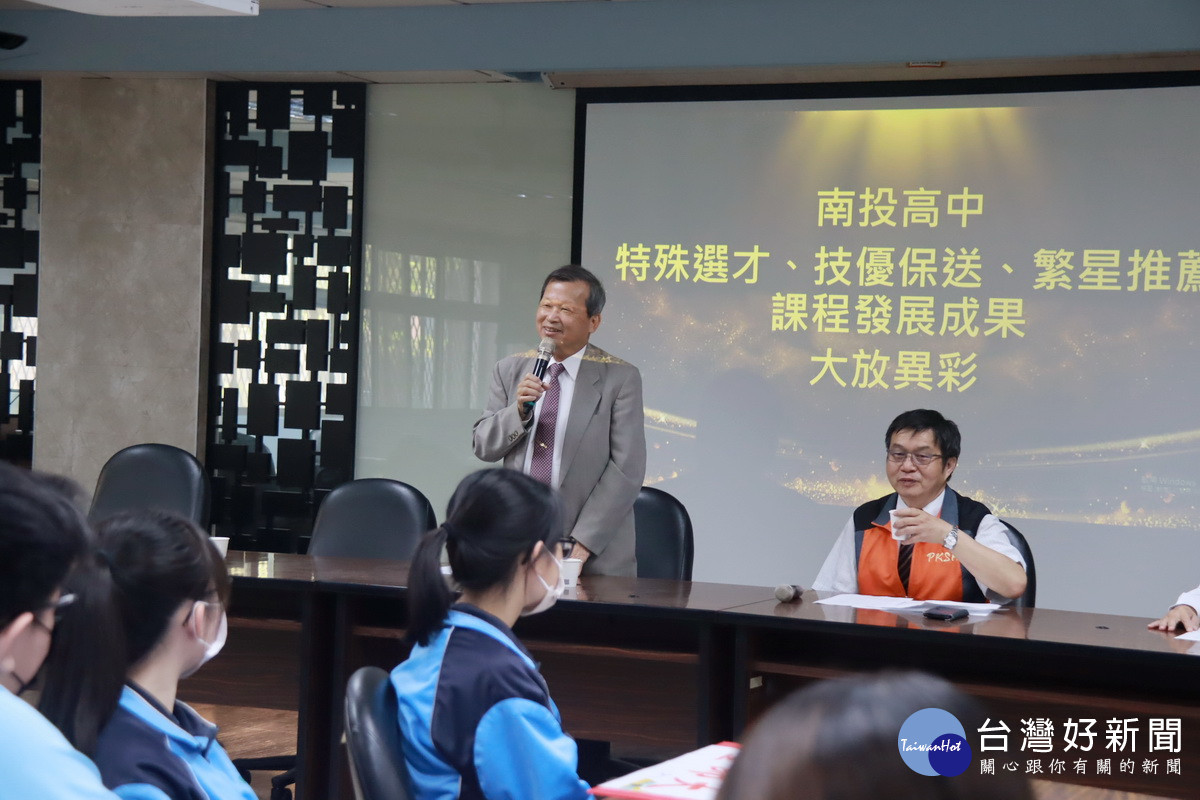 王副縣長也勉學弟妹學業與全人教育併進,成就未來。(記者扶小萍攝)