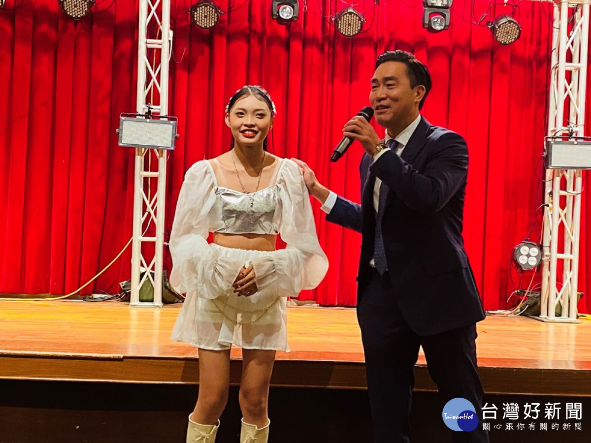 明台高中董事長林承峯介紹學校表演技術科教學特色及畢業生吳若瑭同學繳出了亮眼成績單,正取國立台灣體育運動大學舞蹈應用組。(圖/記者林重鎣攝)