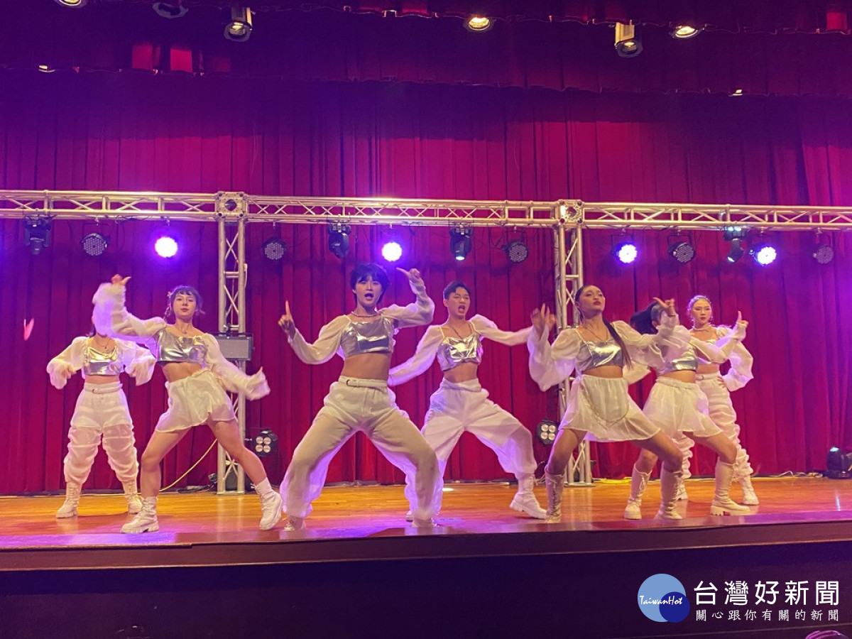 明台高中第一屆表演技術科畢業公演的K-Pop舞蹈充滿活力。(圖/記者林重鎣攝)