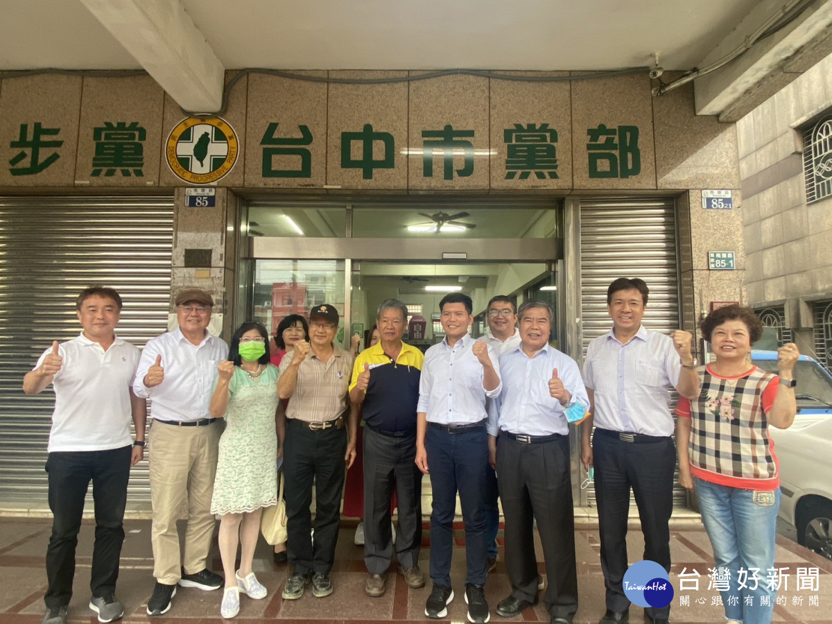 何家班第三代何昆霖在連任七屆市議員父親何陪同下 ，在登記截止前趕到市黨部完成參選登記。曾雪蒨攝