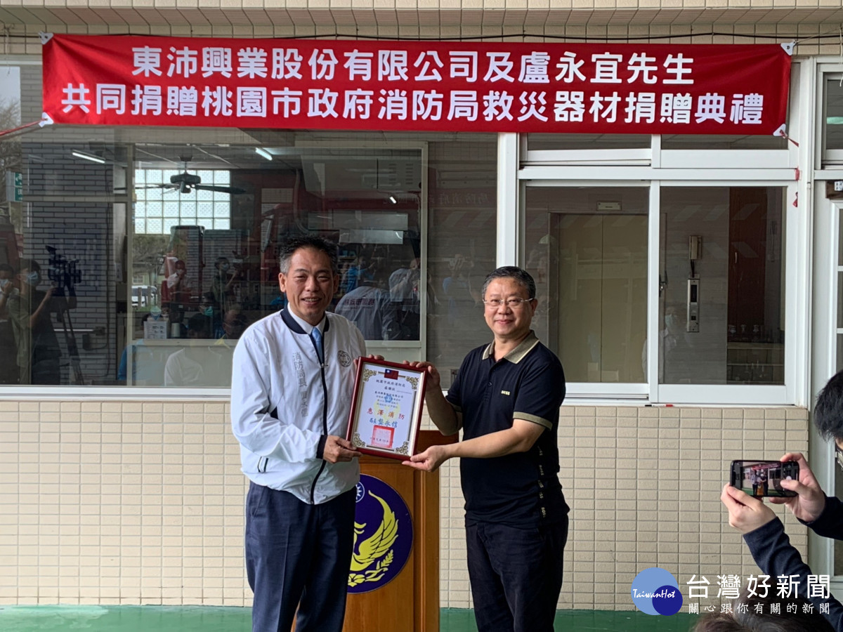 消防局龔永信局長回贈感謝狀。<br /><br /> <br /><br /> 