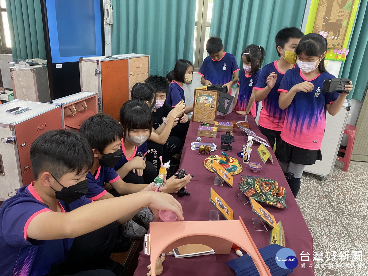 同學對教具箱深感興趣。(永康國小提供)
