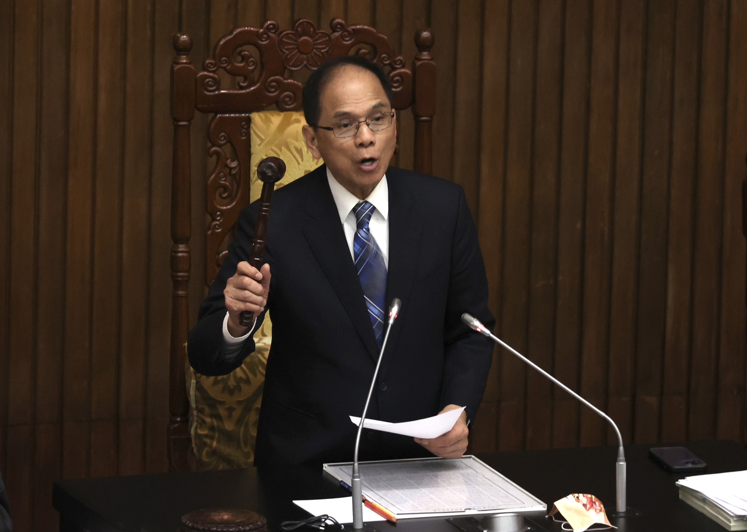 立法院院會三讀通過疫後特別預算，其中包括全民普發6千元的經費1416億元，圖為立法院長游錫堃在三讀通過的那一刻落槌。林啟弘攝