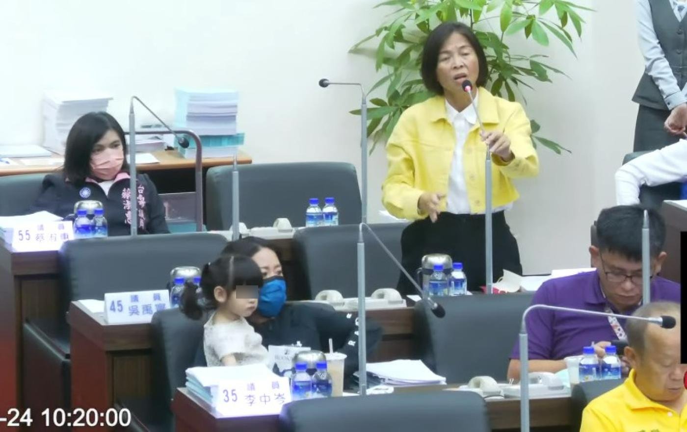 國民黨籍議員李中岑帶著3歲女兒進議事廳開會,引發民進黨男議員不滿。台南市議會提供