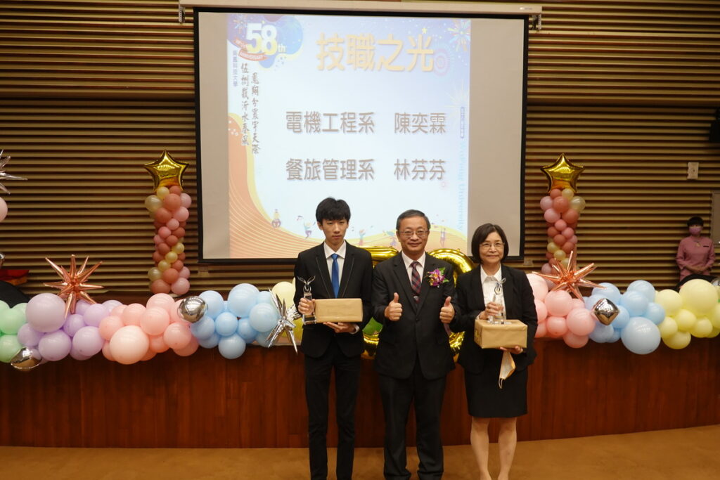 吳鳳科大58週年校慶,蔡宏榮校長頒發技職之光」證照達人獎,分別是餐旅管理系研究所林芬芬及電機工程系陳奕霖