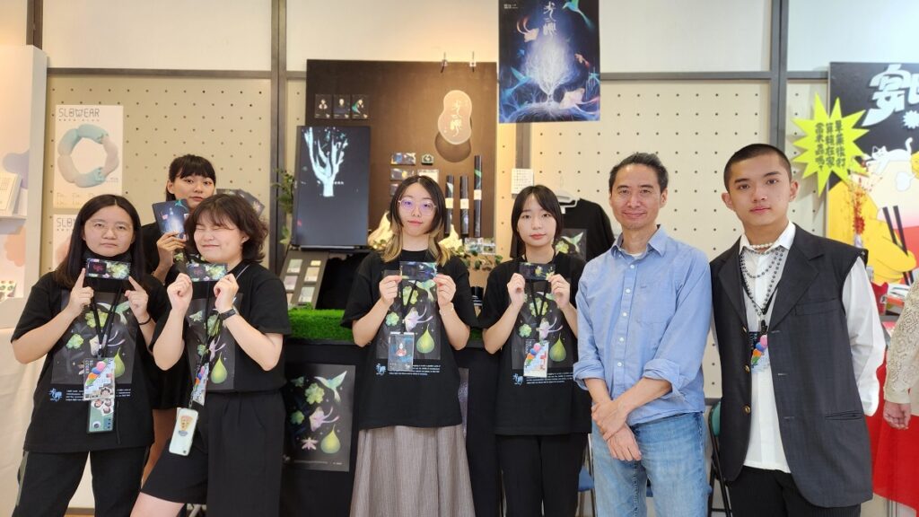 系主任陳崑鋒（右2）、畢籌會總召黃冠泓（右1），與製作﹤光嶼﹥畢展作品的學生團隊合影。（圖/陳惠玲攝影）