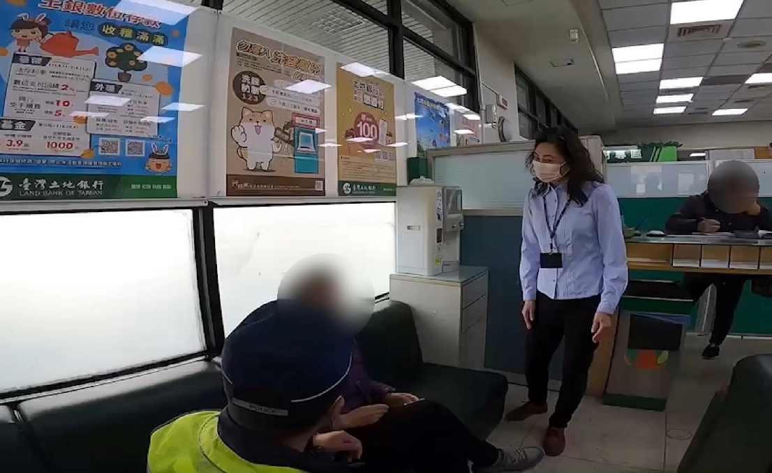 ▲ 婦人遭詐騙,稱欲提領3百萬修繕遮雨棚,警方與行員聯手成功勸阻 (圖/台中市警察局 提供)