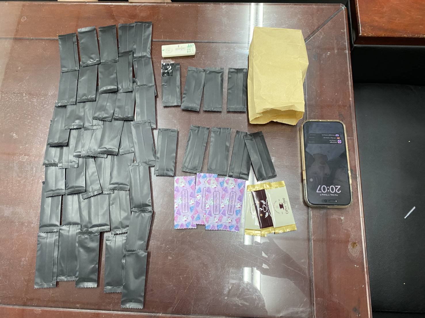 ▲ 中市刑大偵一隊查獲販售毒品咖啡包的越南籍武姓移工             (圖/台中市警察局 提供)