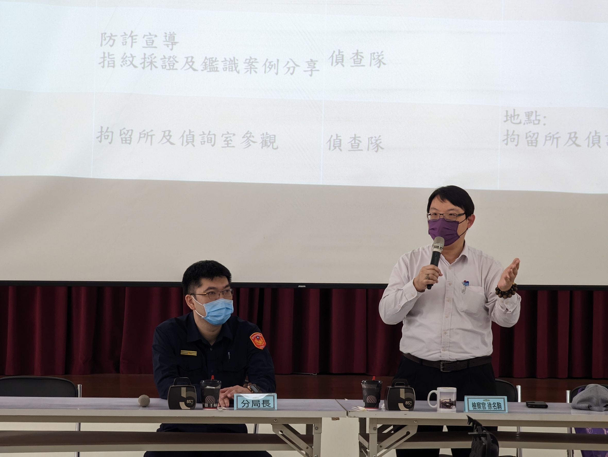 文山第二分局特邀檢察官徐名駒傳授員警盤查技巧。(記者吳登國翻攝)