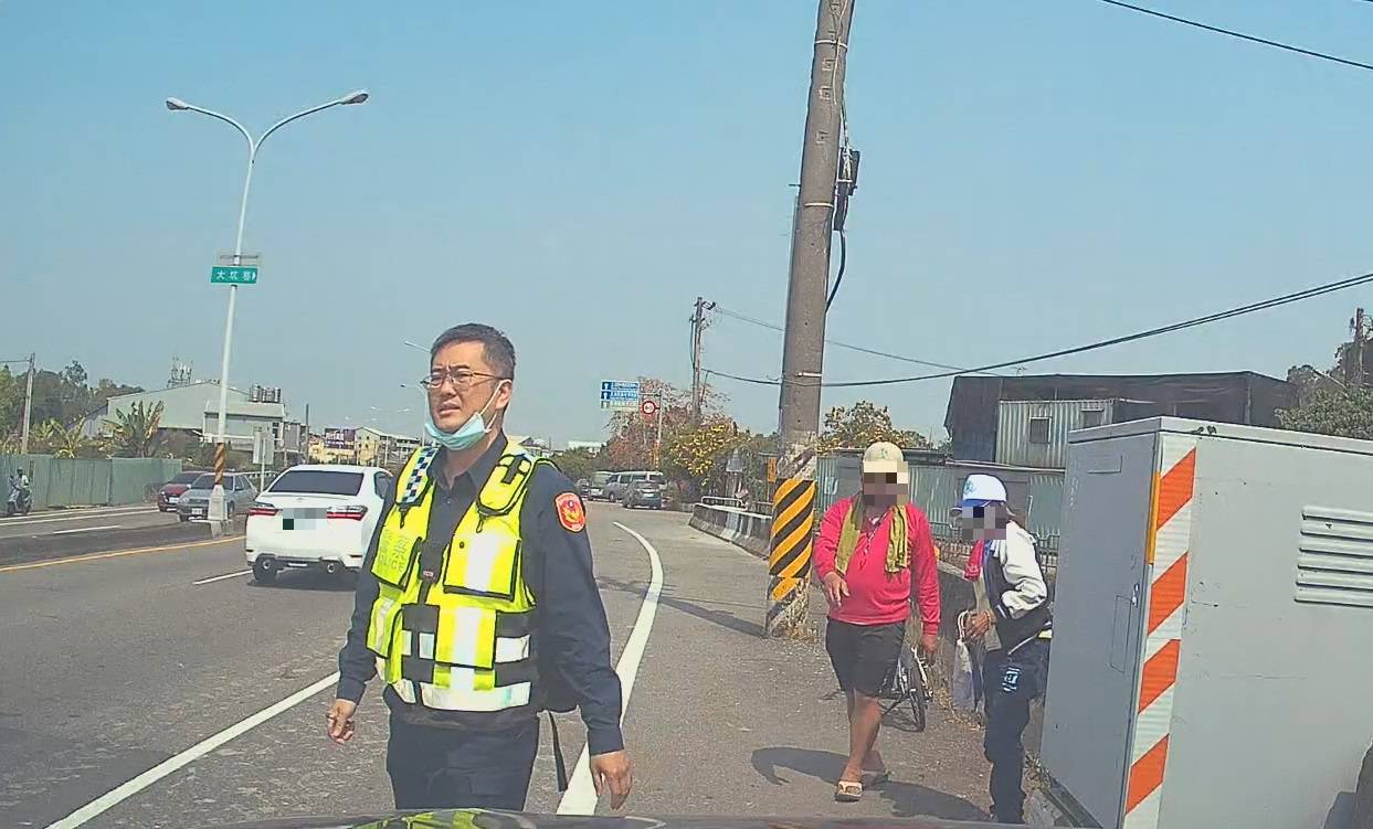 中市警霧峰分局萬豐派出所日前協助迷路老婦人返家。(記者謝榮浤翻攝)