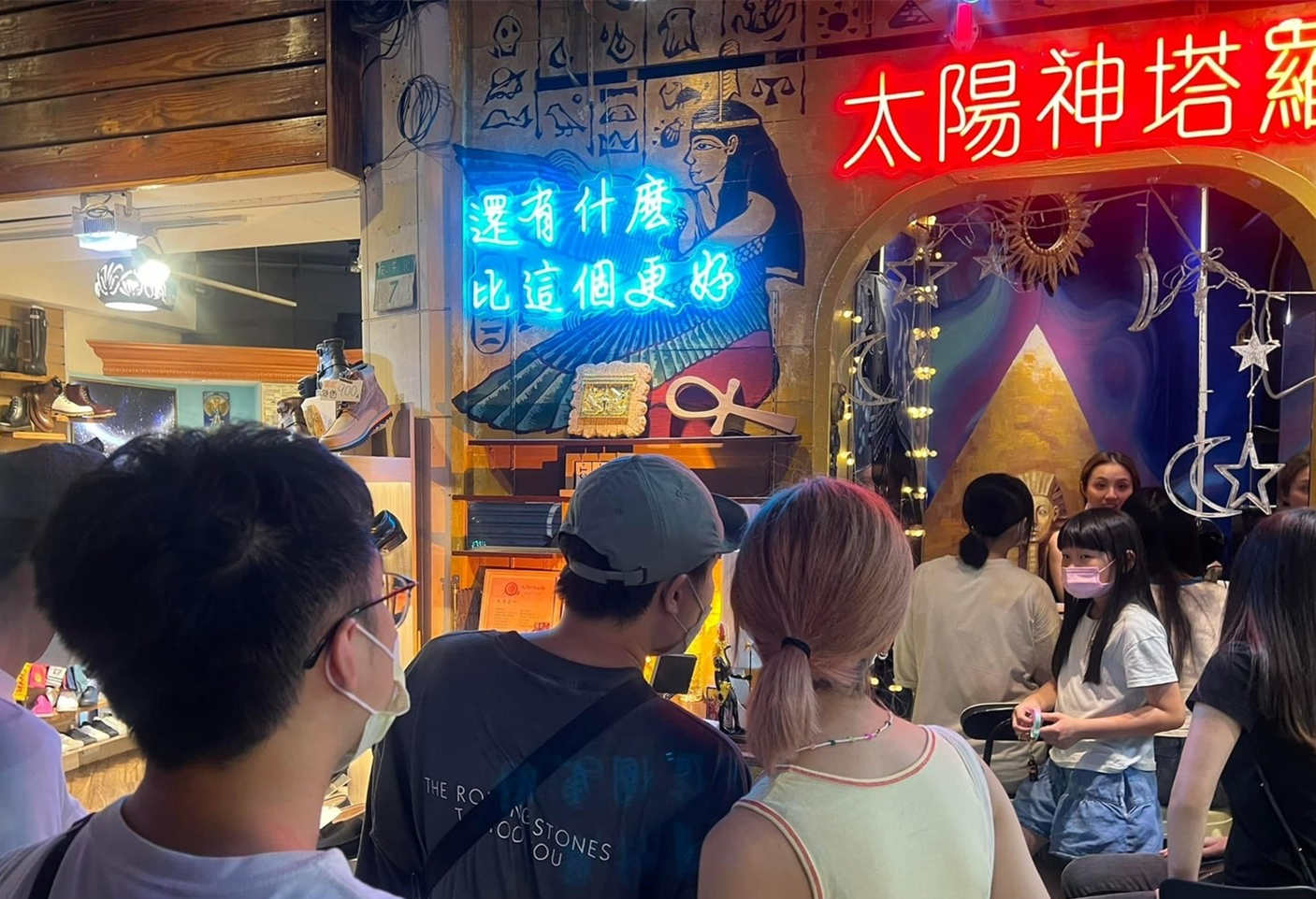 「太陽神塔羅」獲網推薦最推薦，最有特色塔羅店 ，不少國家觀光客都來士林夜市安平街9號朝聖。(圖/太陽神塔羅提供)