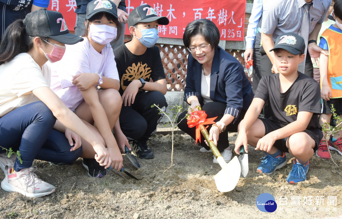 彰化縣長王惠美參加南興國小70週年校請植樹活動。圖／彰化縣政府提供