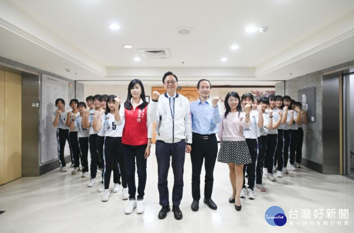 張市長、萬立委、教育局劉局長、福豐國中陳校長與排球隊成員排出勝利隊形。