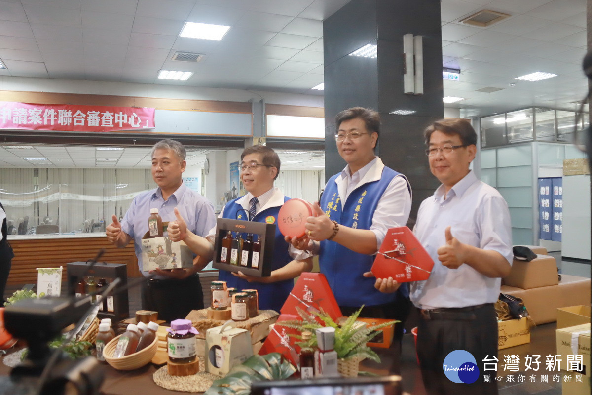 洪秘書長等推薦縣內梅製品。(記者扶小萍攝)