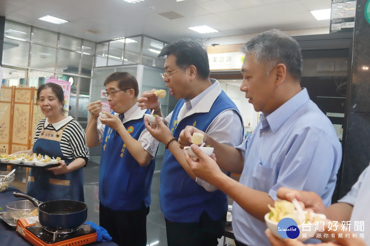 來賓品嚐鮮煮食料理。( 記者扶小萍攝)