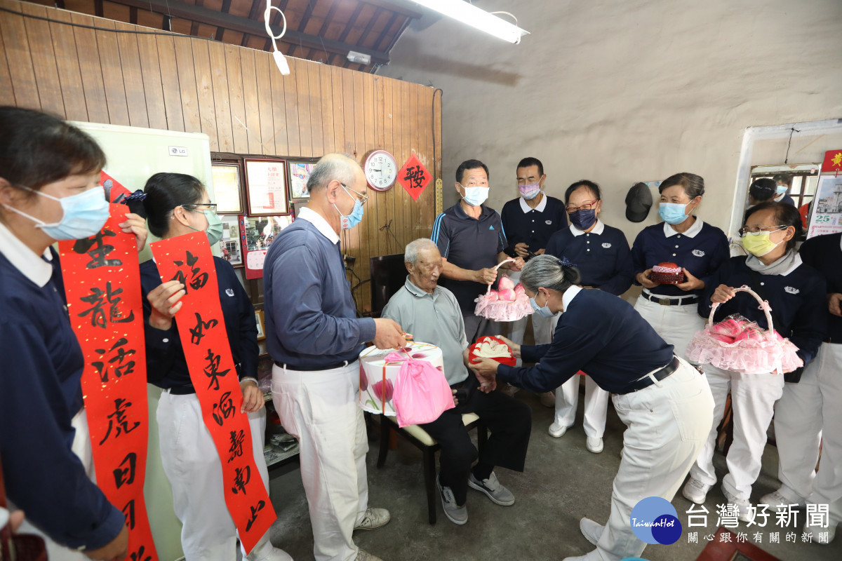 走過戰爭歲月，106歲榮民在田中感受愛與關懷。圖／慈濟基金會提供