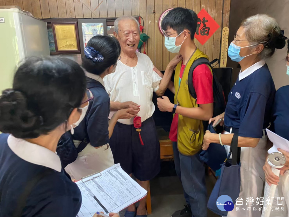 王老先生106歲,身體健朗。圖/濟基金會提供