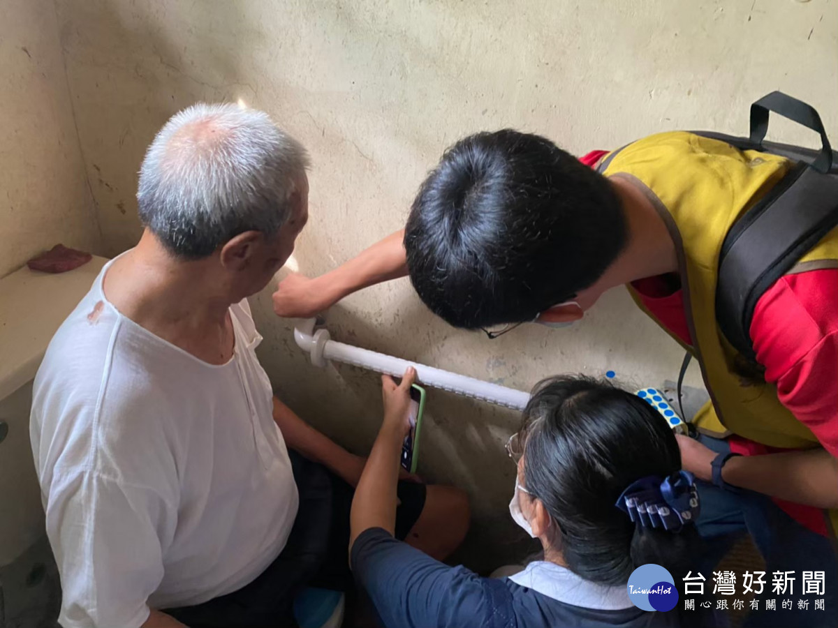 慈濟志工落實在社區關懷機制,為孤單獨老進行關懷與陪伴。圖/慈濟基金會提供