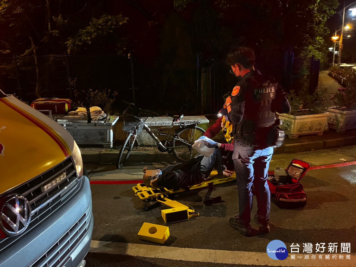 巡邏暖警發現老翁路倒，立即通知119協助就醫。<br /><br /> <br /><br /> 