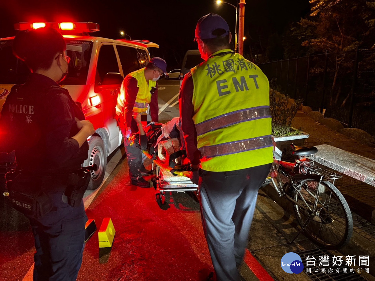 巡邏暖警發現老翁路倒，立即通知119協助就醫。<br /><br /> <br /><br /> 