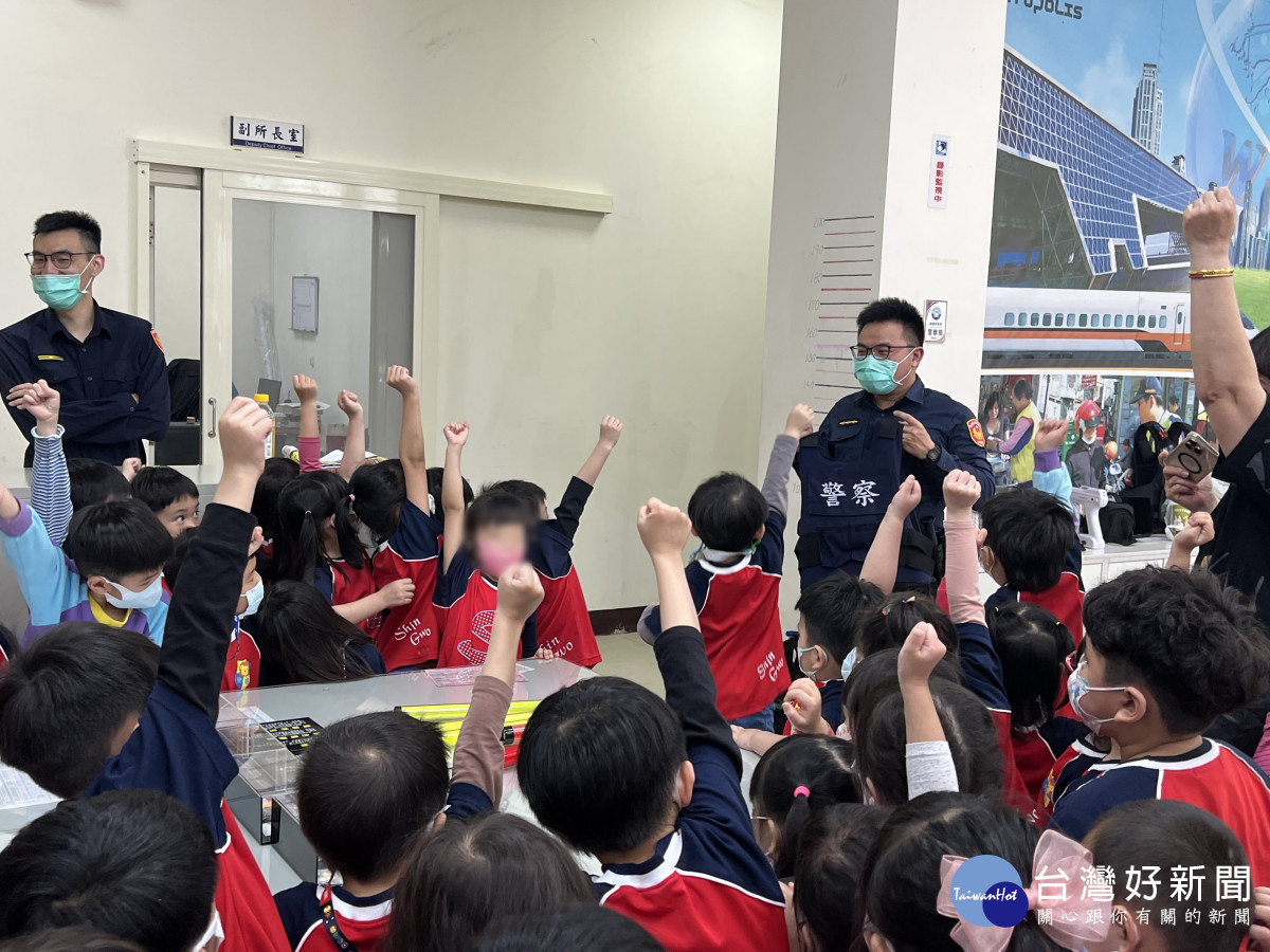 桃警叔叔化身「孩子王」講解，對毒品說不。