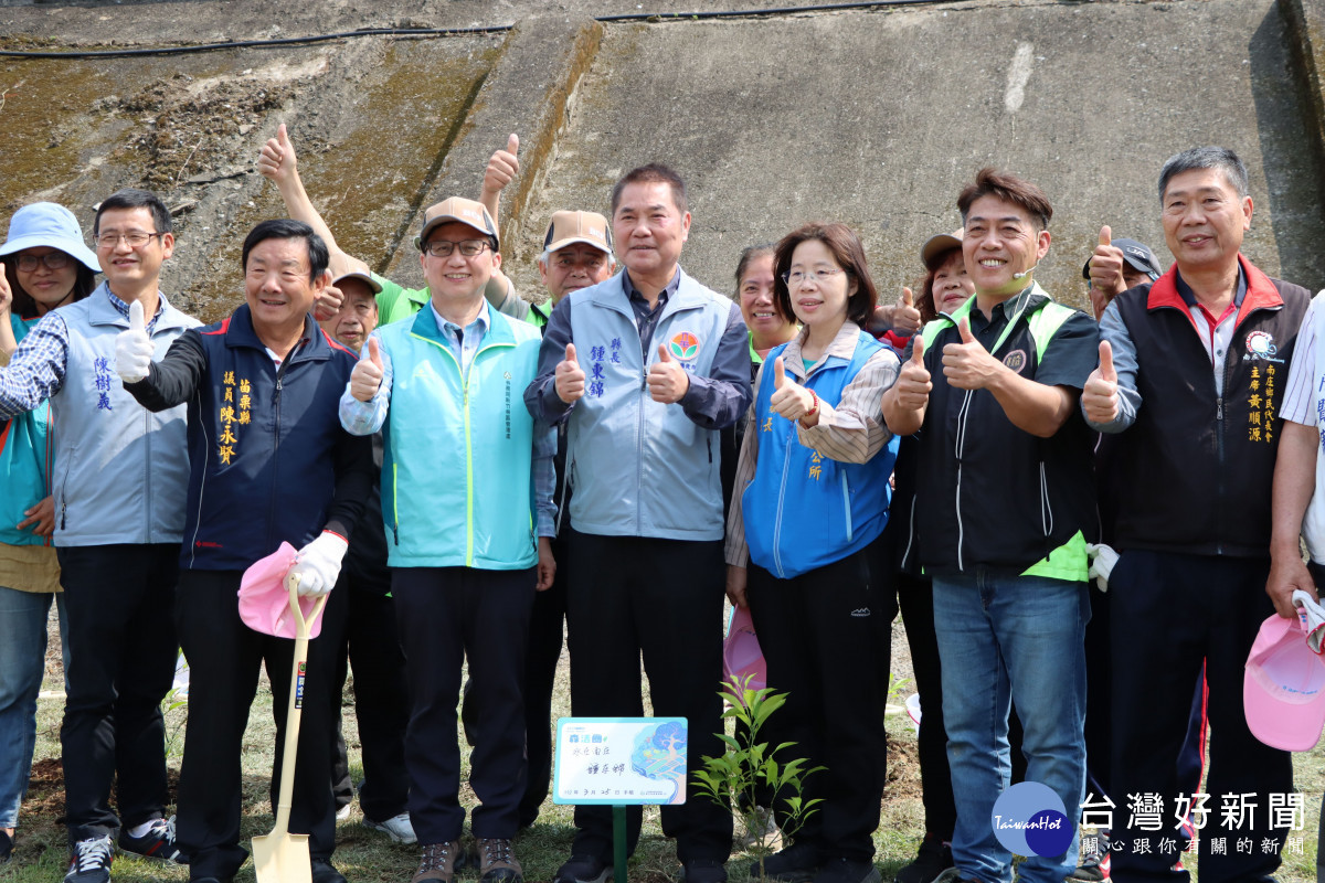 苗栗植樹節復育瀕臨絕種原生植物　鍾東錦種下「南庄橙」