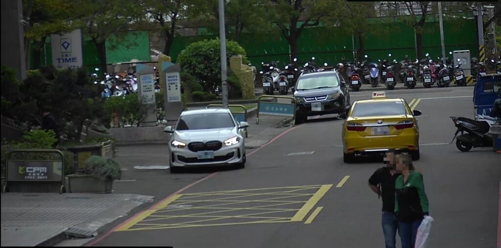 ▲ 美籍夫婦不慎將手機遺留計程車上，警方調閱路口監視器鎖定車牌             (圖/台中市警察局 提供) 