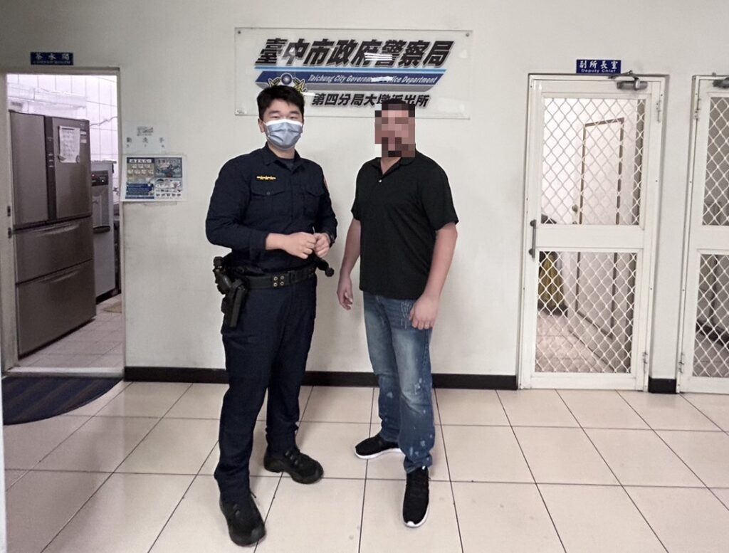 ▲ 美籍男子對於臺灣警察找回手機的速度十分驚訝，開心地合影留念 (圖/台中市警察局 提供)