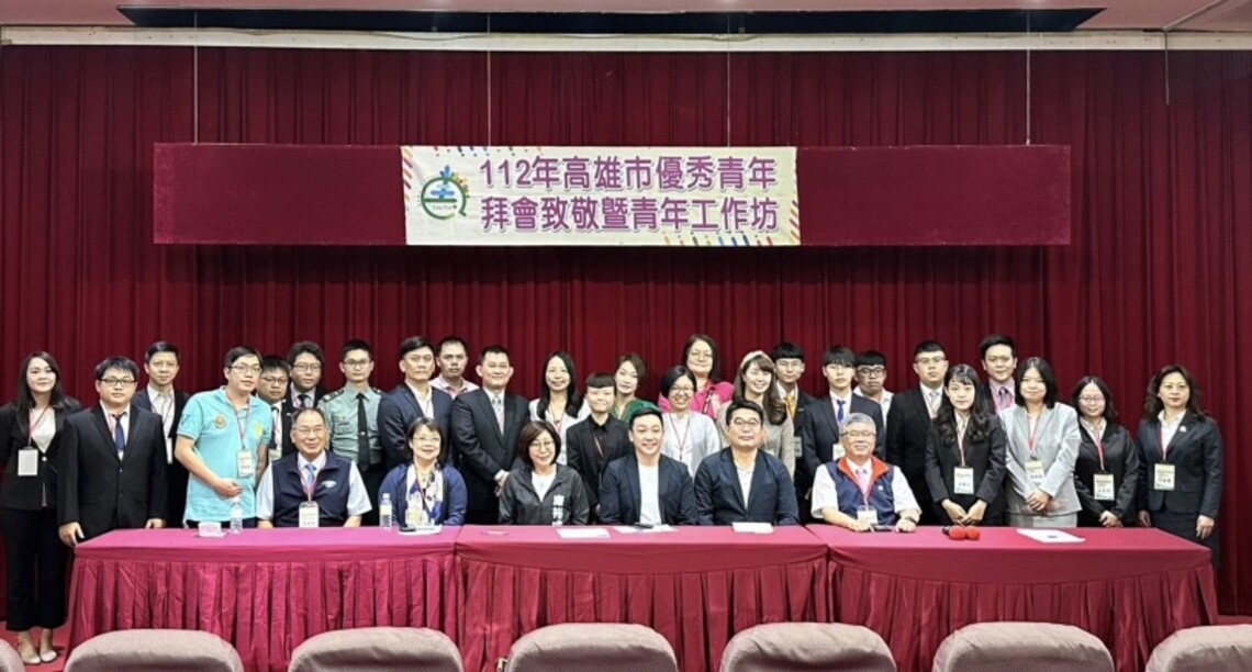 高雄市優秀青年代表團前往市議會拜會致敬 收穫滿行囊
