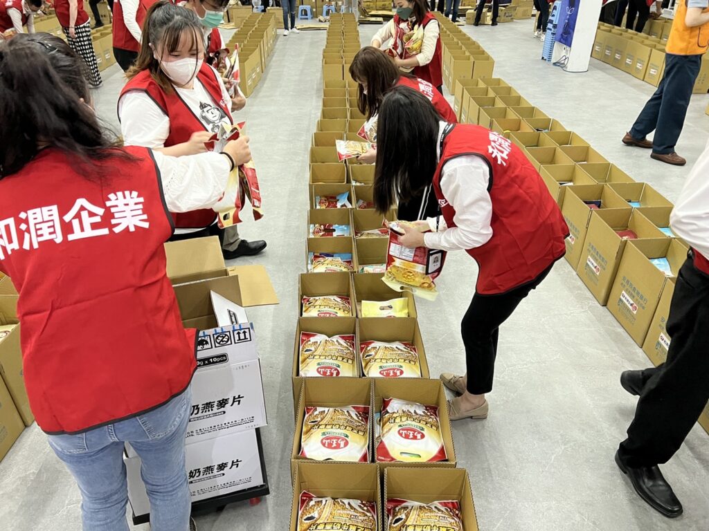 和潤同仁們共同包裝食物箱-1