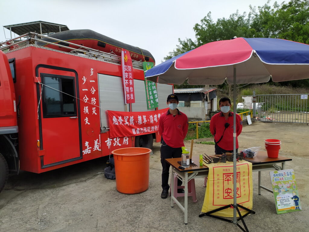墓地駐守警戒及宣導,提供掃墓民眾免費借用垃圾袋、環保提水桶及礦泉水等貼心服務