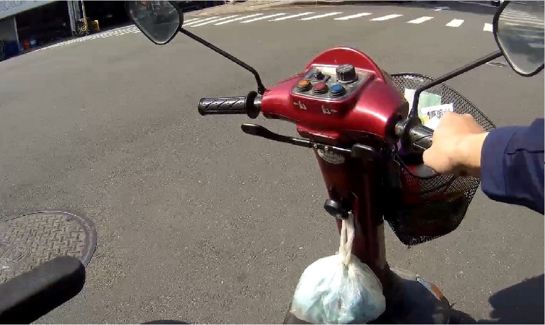 ▲ 警解鎖新技能送回行動戰車,讓老翁又驚又喜 (圖/台中市警察局 提供)
